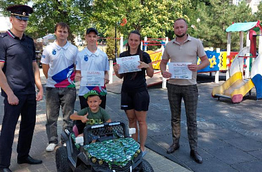 Ейские полицейские и волонтеры провели профилактическую акцию с населением 