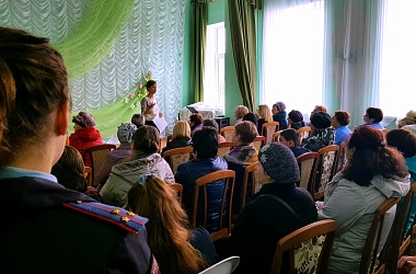 Сотрудники ГИБДД и инспекции по делам несовершеннолетних провели беседу с опекунами и попечителями