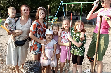На детской площадке по улице Плеханова прошел субботник 🧹 