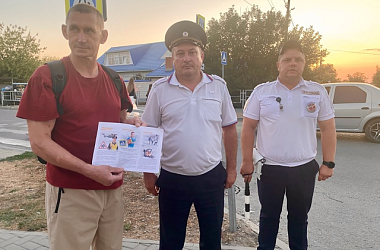 Ейские сотрудники госавтоинспекции провели профилактическую акцию "Внимание на дороге - залог безопасности!"  