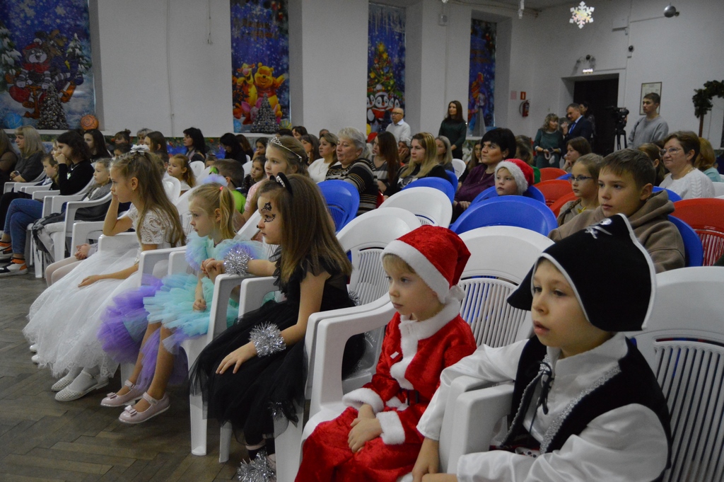 новогодняя программа 2023 ейск. 160 детей. фото новогодних зайчат семьей. сказочная новогодняя елка. мать 150 детей киргизия.