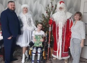 Сегодня глава Ейска Денис Квитовский приехал в гости к 15-летнему Акиму Лесниченко, который оставил на ёлке, установленной в администрации, своё пожелание получить к новому году подарок-сюрприз.