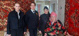 Сотрудники полиции и учащиеся «полицейского класса» поздравили ветеранов Великой Отечественной войны и тружеников тыла с Днем Победы