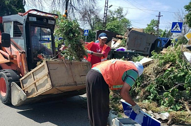 Коммунальные службы продолжают борьбу за чистоту города
