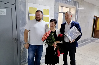 Глава города Ейска Денис Квитовский поздравил с днем рождения председателя ТИК Ейская районная Чернодырка Татьяну Николаевну