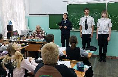 В Ейске сотрудники полиции совместно с «полицейским классом» провели профилактические беседы с учащимися начальных классов 