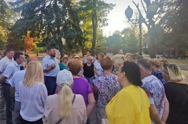 Глава Ейска Денис Квитовский, его заместители, городские и районные депутаты встретились накануне в Никольском парке с жителями прилегающих к нему территорий